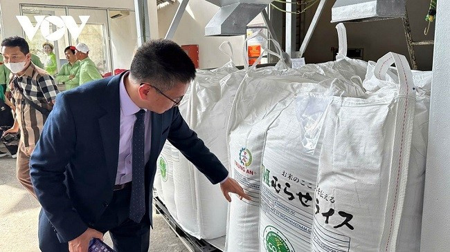 Lô gạo phát thải thấp đầu tiên của Việt Nam xuất khẩu vào thị trường Nhật Bản. Lô gạo phát thải thấp đầu tiên của Việt Nam xuất khẩu vào thị trường Nhật Bản.