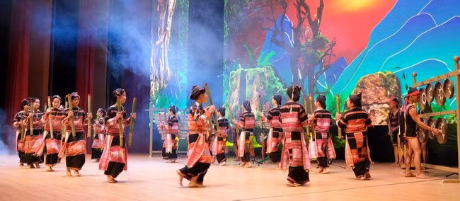 Tiết mục văn nghệ của đoàn Bình Định tại liên hoan văn nghệ quần chúng và trình diễn trang phục dân tộc truyền thống.