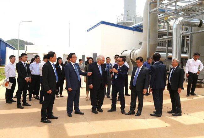 Đại biểu dự lễ tham quan Nhà máy KURZ Việt Nam. Ảnh: TIẾN SỸ