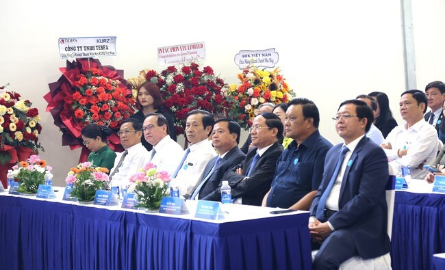 Các đồng chí lãnh đạo tỉnh dự lễ khánh thành Nhà máy KURZ Việt Nam. Ảnh: TIẾN SỸ