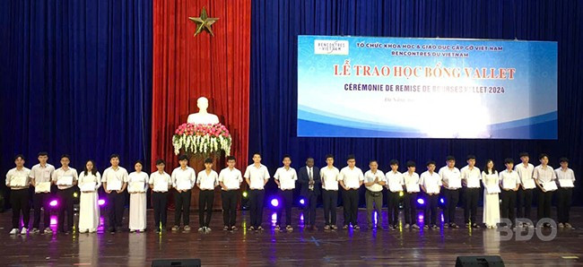 Đoàn học sinh Bình Định nhận học bổng Vallet tại Đà Nẵng. Ảnh: Xuân Dũng