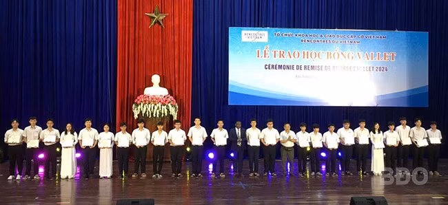 Đoàn học sinh Bình Định nhận học bổng Vallet tại Đà Nẵng. Ảnh: Xuân Dũng