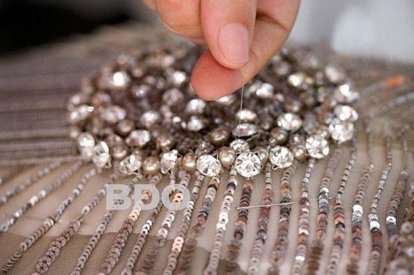 Kết cườm - một trong những công việc làm thêm tại nhà.