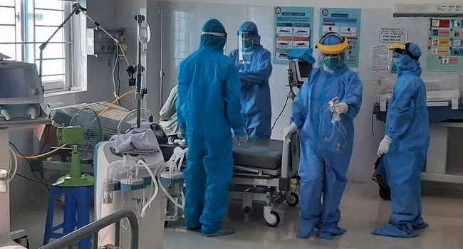 Tình hình điều trị bệnh nhân Covid-19 khá khả quan, số bệnh nhân phải chuyển viện điều trị giảm. - Trong ảnh: Điều trị bệnh nhân Covid-19 tại BVĐK tỉnh. Ảnh: Bệnh viện cung cấp