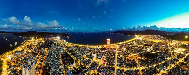 Đêm Quy Nhơn lung linh ánh đèn. Ảnh: DŨNG NHÂN