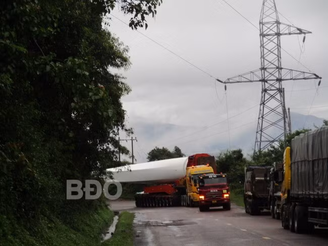 Để đảm bảo an toàn cho hệ thống truyền tải điện, việc vận chuyển thiết bị siêu trường, siêu trọng qua đèo An Khê được tổ chức triển khai, giám sát chu đáo. Ảnh: Đ. PHƯƠNG Để đảm bảo an toàn cho hệ thống truyền tải điện, việc vận chuyển thiết bị siêu trường, siêu trọng qua đèo An Khê được tổ chức triển khai, giám sát chu đáo. Ảnh: Đ. PHƯƠNG