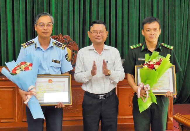 Phó Chủ tịch UBND tỉnh Nguyễn Tự Công Hoàng trao Bằng khen của Ban Chỉ đạo 389 quốc gia cho Cục Quản lý thị trường tỉnh và Đồn Biên phòng cửa khẩu cảng Quy Nhơn (Bộ Chỉ huy BĐBP tỉnh). Ảnh: V.L Phó Chủ tịch UBND tỉnh Nguyễn Tự Công Hoàng trao Bằng khen của Ban Chỉ đạo 389 quốc gia cho Cục Quản lý thị trường tỉnh và Đồn Biên phòng cửa khẩu cảng Quy Nhơn (Bộ Chỉ huy BĐBP tỉnh). Ảnh: V.L