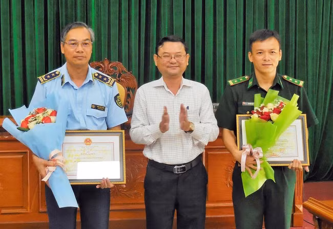 Phó Chủ tịch UBND tỉnh Nguyễn Tự Công Hoàng trao Bằng khen của Ban Chỉ đạo 389 quốc gia cho Cục Quản lý thị trường tỉnh và Đồn Biên phòng cửa khẩu cảng Quy Nhơn (Bộ Chỉ huy BĐBP tỉnh). Ảnh: V.L Phó Chủ tịch UBND tỉnh Nguyễn Tự Công Hoàng trao Bằng khen của Ban Chỉ đạo 389 quốc gia cho Cục Quản lý thị trường tỉnh và Đồn Biên phòng cửa khẩu cảng Quy Nhơn (Bộ Chỉ huy BĐBP tỉnh). Ảnh: V.L