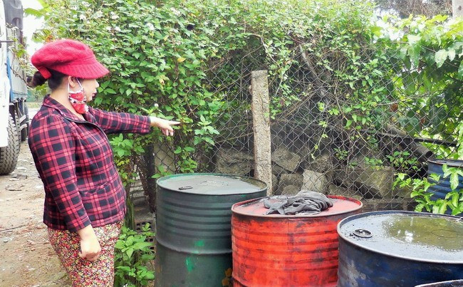 Mặt tiền lô đất của bà Kiều bị hàng rào ông Trung xây dựng chắn ngang, cản trở đường ra, vào. Ảnh: V.L