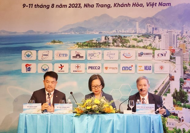 Ban điều hành tại phiên toàn thể Hội nghị Khoa học và Công nghệ hạt nhân toàn quốc lần thứ 15. (Ảnh: Tiên Minh/TTXVN)