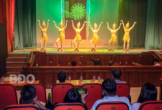 Thưởng thức tiết mục biểu diễn nghệ thuật. Ảnh: NGỌC NHUẬN