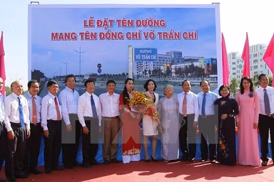 Nguyên Chủ tịch nước Trương Tấn Sang, lãnh đạo Thành phố Hồ Chí Minh, các đại biểu và thân nhân đồng chí Võ Trần Chí tại lễ đặt biển tên đường. (Ảnh: Hoàng Hải/TTXVN)
