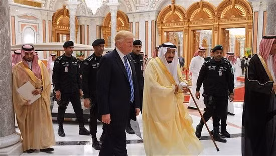 Quốc vương Saudi Arabia King Salman bin Abdulaziz al-Saud tiếp đón Tổng thống Mỹ Donald Trump trong chuyến công du đầu tiên tới Riyadh hôm 21.5.