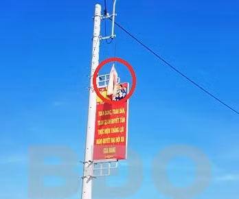 Cờ được treo tại một số tuyến đường trung tâm thị trấn Tuy Phước (huyện Tuy Phước) bị tuột khỏi cây bay phất phơ, trông rất phản cảm. (Ảnh chụp ngày 6.4.2018)