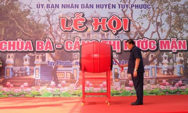 Đồng chí Lê Kim Toàn - Phó Bí thư Thường trực Tỉnh ủy, Trưởng Đoàn ĐBQH tỉnh, đánh trống khai hội. Ảnh: NGỌC NHUẬN