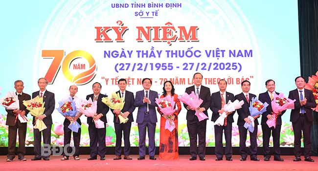 Bí thư Tỉnh ủy Hồ Quốc Dũng (thứ 7 từ phải sang) và Chủ tịch UBND tỉnh Phạm Anh Tuấn (bìa phải) chúc mừng các Thầy thuốc Nhân dân đang sinh sống trên địa bàn tỉnh. Ảnh: M.H