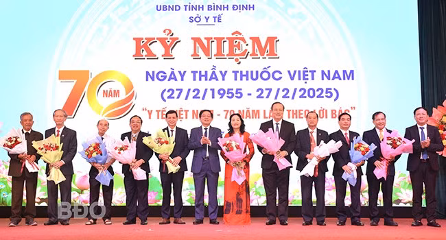 Bí thư Tỉnh ủy Hồ Quốc Dũng (thứ 7 từ phải sang) và Chủ tịch UBND tỉnh Phạm Anh Tuấn (bìa phải) chúc mừng các Thầy thuốc Nhân dân đang sinh sống trên địa bàn tỉnh. Ảnh: M.H