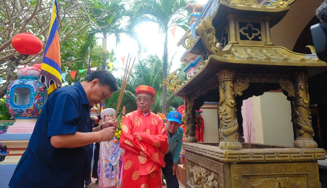 Đồng chí Lê Kim Toàn - Phó Bí thư Thường trực Tỉnh ủy, Trưởng Đoàn ĐBQH tỉnh, dâng hương tại chùa Bà. Ảnh: NGỌC NHUẬN