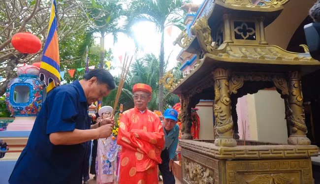 Đồng chí Lê Kim Toàn - Phó Bí thư Thường trực Tỉnh ủy, Trưởng Đoàn ĐBQH tỉnh, dâng hương tại chùa Bà. Ảnh: NGỌC NHUẬN