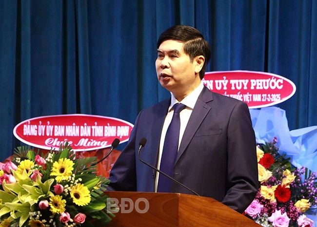 Phó Chủ tịch UBND tỉnh Lâm Hải Giang phát biểu chúc mừng. Ảnh: M.H