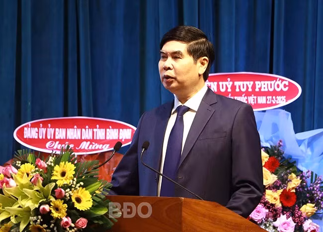 Phó Chủ tịch UBND tỉnh Lâm Hải Giang phát biểu chúc mừng. Ảnh: M.H