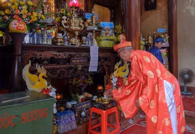 Yết cáo thần linh để thực hiện các nghi lễ. Ảnh: NGỌC NHUẬN Yết cáo thần linh để thực hiện các nghi lễ. Ảnh: NGỌC NHUẬN