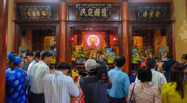 Đại biểu dâng hương tại chùa Bà. Ảnh: NGỌC NHUẬN