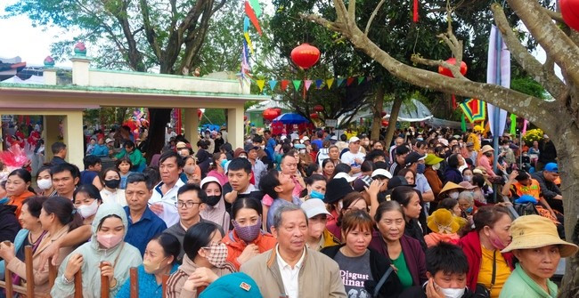 Lễ hội thu hút đông đảo người dân và khách thập phương về chùa Bà dâng hương, trẩy hội. Ảnh: NGỌC NHUẬN