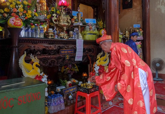 Yết cáo thần linh để thực hiện các nghi lễ. Ảnh: NGỌC NHUẬN