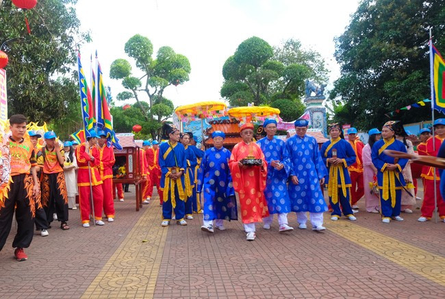 Nghi lễ nghinh thần rước sắc. Ảnh: NGỌC NHUẬN
