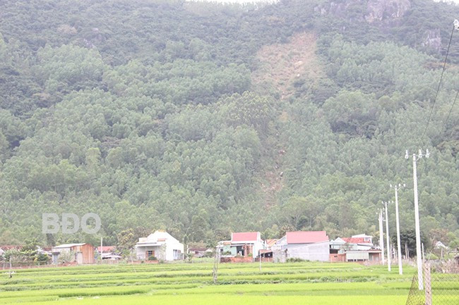 Nhiều hộ dân ở thôn Chánh Thắng sống gần núi Cấm canh cánh nỗi lo về sạt lở đất, đá. Ảnh: TRỌNG LỢI Nhiều hộ dân ở thôn Chánh Thắng sống gần núi Cấm canh cánh nỗi lo về sạt lở đất, đá. Ảnh: TRỌNG LỢI