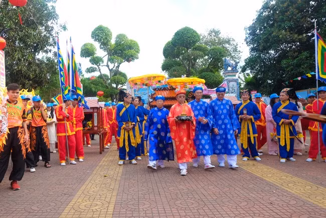 Nghi lễ nghinh thần rước sắc. Ảnh: NGỌC NHUẬN Nghi lễ nghinh thần rước sắc. Ảnh: NGỌC NHUẬN