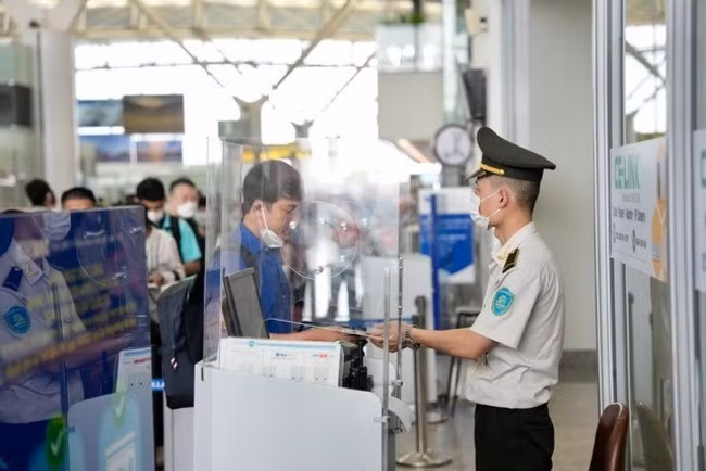 Hành khách làm thủ tục kiểm tra giấy tờ đi máy bay tại sân bay Nội Bài. Ảnh: Phan Công