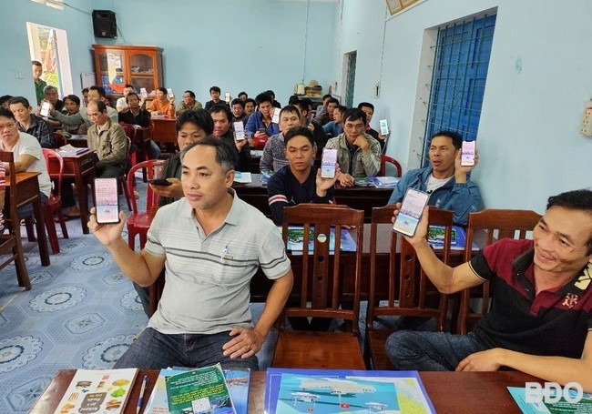 Cán bộ Đồn Biên phòng Cát Khánh hướng dẫn ngư dân quét mã QR. Ảnh: Thanh Bình. Cán bộ Đồn Biên phòng Cát Khánh hướng dẫn ngư dân quét mã QR. Ảnh: Thanh Bình.