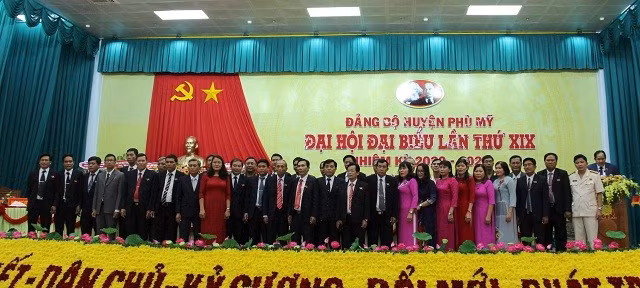 Ban Chấp hành Đảng bộ huyện Phù Mỹ khóa XIX ra mắt Đại hội.