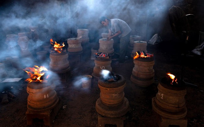 Nung khuôn đúc đồng. Ảnh: ĐỖ VĂN ĐÔNG Nung khuôn đúc đồng. Ảnh: ĐỖ VĂN ĐÔNG