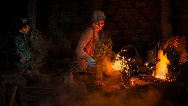 Các làng nghề rèn, đúc, dệt… ở Đập Đá trải qua bao thử thách vẫn vững vàng tìm lối đi lên. - Trong ảnh: Bên trong một lò rèn ở Đập Đá. Ảnh: PHAN MINH THỌ Các làng nghề rèn, đúc, dệt… ở Đập Đá trải qua bao thử thách vẫn vững vàng tìm lối đi lên. - Trong ảnh: Bên trong một lò rèn ở Đập Đá. Ảnh: PHAN MINH THỌ