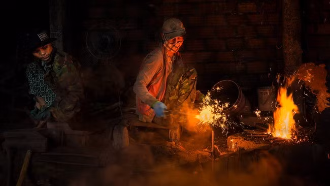 Các làng nghề rèn, đúc, dệt… ở Đập Đá trải qua bao thử thách vẫn vững vàng tìm lối đi lên. - Trong ảnh: Bên trong một lò rèn ở Đập Đá. Ảnh: PHAN MINH THỌ