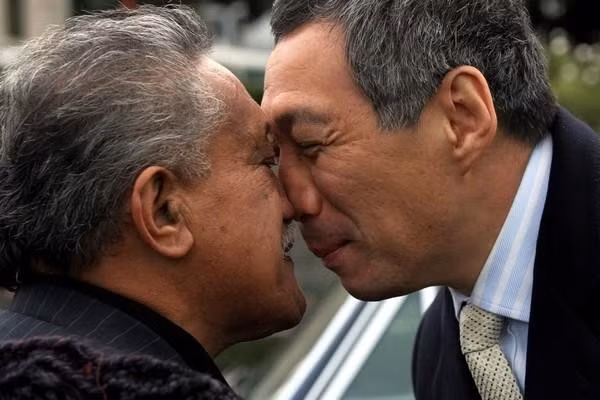 Thủ tướng Singapore Lý Hiển Long và một người Maori chào hỏi theo kiểu Hongi