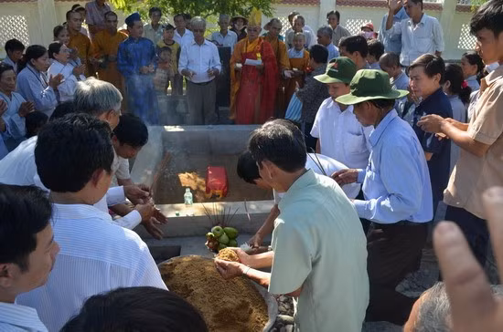 Cán bộ, nhân dân địa phương tham gia đưa phần đất mộ vào ngôi mộ tại Đền thờ Tăng Bạt Hổ.