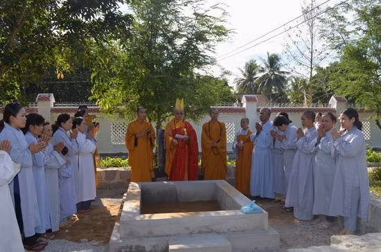 Các sư thầy và Phật tử chùa Thường Quang (Ân Thạnh) tổ chức nghi thức đặt một phần đất mộ cụ Tăng ở Huế vào ngôi mộ ở Đền thờ Tăng Bạt Hổ tại Ân Thạnh.