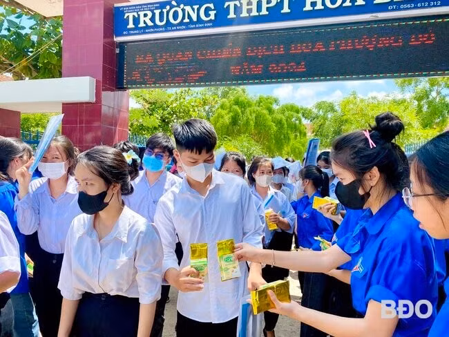 Lực lượng ĐVTN Tiếp sức mùa thi phát sữa cho các thí sinh tại điểm thi trường THPT Hòa Bình (TX An Nhơn). Ảnh: L.NGÂN