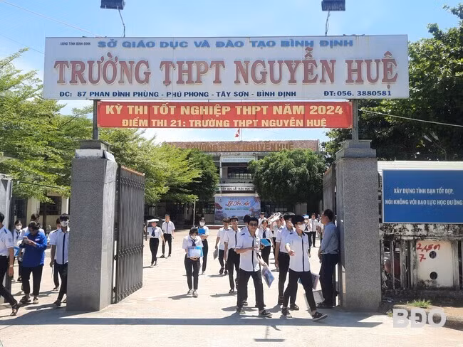 Thí sinh dự thi tại điểm thi Trường THPT Nguyễn Huệ (huyện Tây Sơn). Ảnh: T.TRỌNG