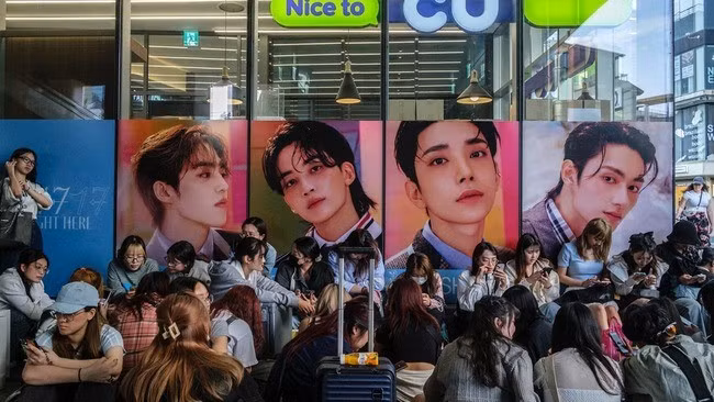 Người hâm mộ xếp hàng mua album mới của nhóm nhạc Hàn Quốc Seventeen (SVT) hồi tháng 4.2024. Người hâm mộ xếp hàng mua album mới của nhóm nhạc Hàn Quốc Seventeen (SVT) hồi tháng 4.2024.