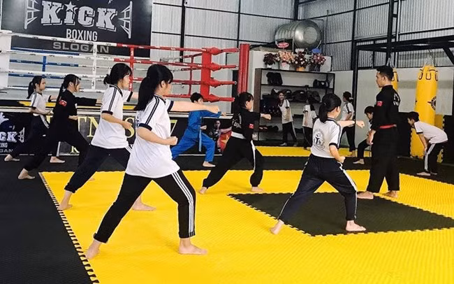 Các thành viên trong CLB Fitness 77 Gò Bồi hăng say tập luyện võ thuật. Ảnh: NVCC