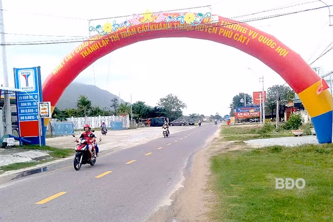 Xã Cát Khánh rực rỡ cờ hoa, biểu ngữ chào mừng sự kiện công bố thành lập thị trấn. Ảnh: ĐVCC Xã Cát Khánh rực rỡ cờ hoa, biểu ngữ chào mừng sự kiện công bố thành lập thị trấn. Ảnh: ĐVCC