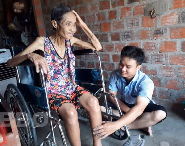 Tạo túc trực, chăm lo cho mẹ già mắc bệnh tim nặng.