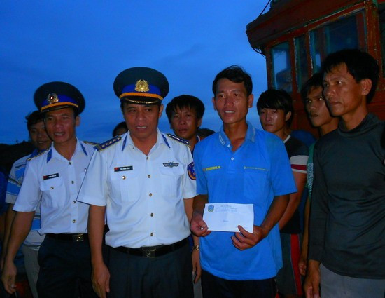 Bộ Tư lệnh Vùng Cảnh sát biển 2 tặng quà hỗ trợ tàu cá bị nạn.