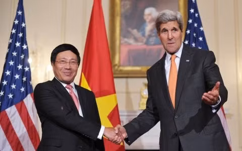 Phó Thủ tướng, Bộ trưởng Ngoại giao Phạm Bình Minh và Ngoại trưởng Mỹ John Kerry. Ảnh AFP Phó Thủ tướng, Bộ trưởng Ngoại giao Phạm Bình Minh và Ngoại trưởng Mỹ John Kerry. Ảnh AFP
