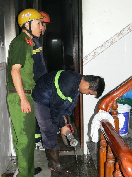 Cảnh sát PCCC tỉnh dập lửa vụ cháy phòng 302, Nhà nghỉ Thịnh Thành (đường Đống Đa, TP Quy Nhơn) xảy ra ngày 10.8. Cảnh sát PCCC tỉnh dập lửa vụ cháy phòng 302, Nhà nghỉ Thịnh Thành (đường Đống Đa, TP Quy Nhơn) xảy ra ngày 10.8.